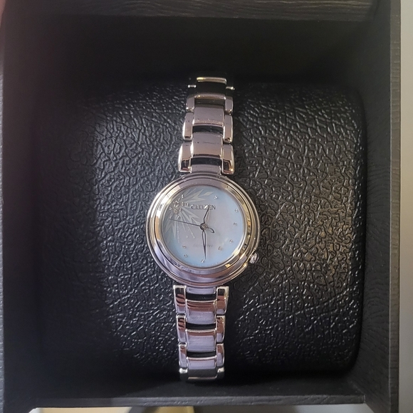 ZALES- Frozen 2 Elsa Watch Enchanted Disney Vault - Picture 3 of 3